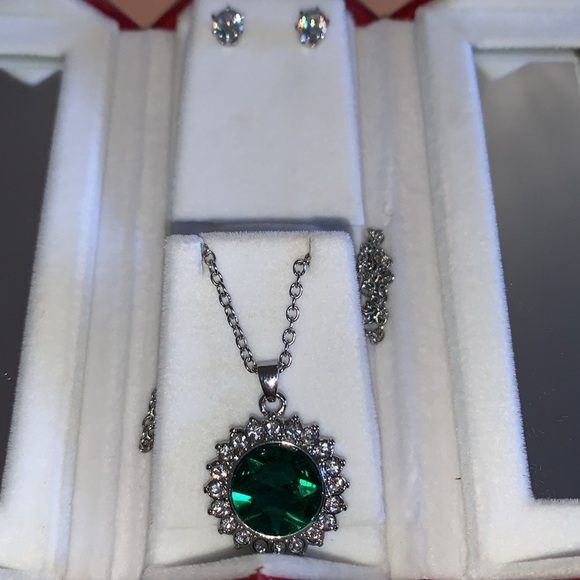 Jewelry Set with Box - Picture 2 of 4